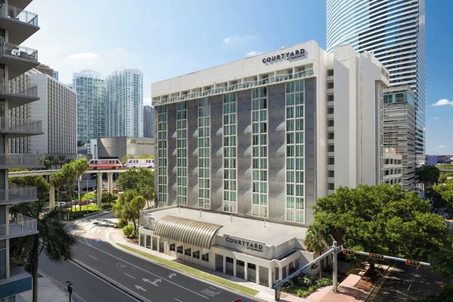 Courtyard Miami Downtown Brickell front